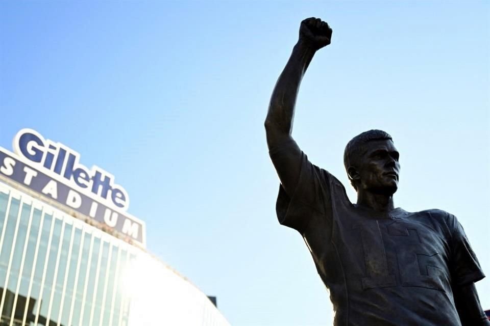 La estatua de bronce de Tom Brady mide 12 pies, en alusión al número que utilizó el ex mariscal de campo en su carrera.