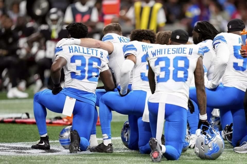 Al percatarse de la situación de Norris, los jugadores de ambos equipos pusieron rodilla en tierra mientras rezaban por su salud.