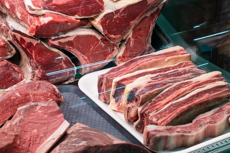 Aunque precio de frutas y verduras han dado respiro a familias, alimentos pecuarios como huevo y res siguen con incrementos de doble dígito.