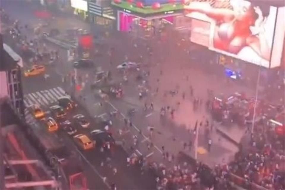 17-letni napastnik otworzył ogień i ranił trzy osoby na Times Square w Nowym Jorku; został aresztowany przez policję.