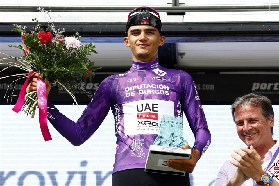 Del Toro vistió el maillot morado al ganar la clasificación general de la Vuelta a Burgos.