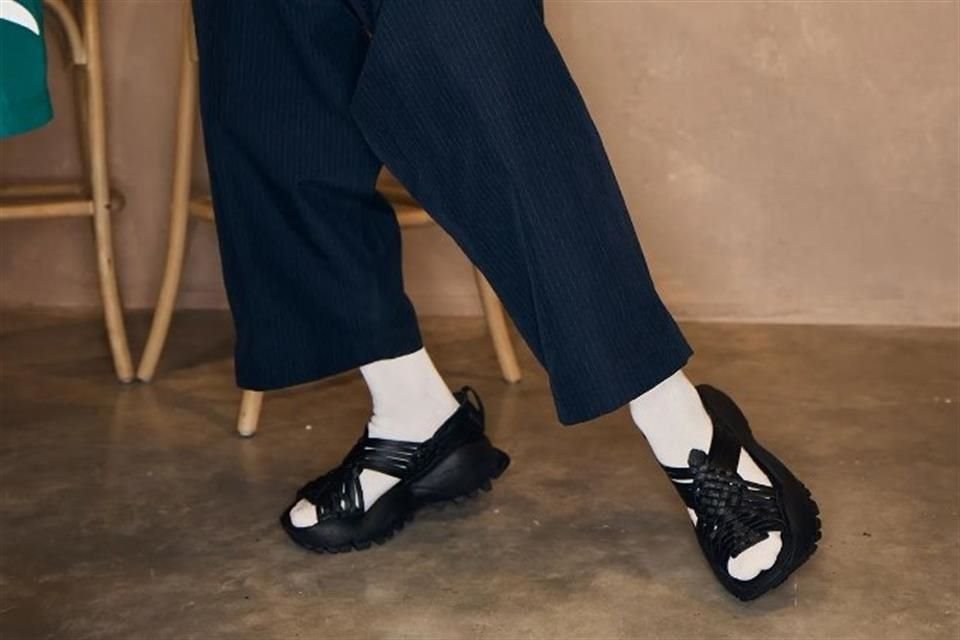 Las autoridades locales denunciaron que el modelo de calzado imita un diseño tradicional originario de Villa Hidalgo Yalalag.