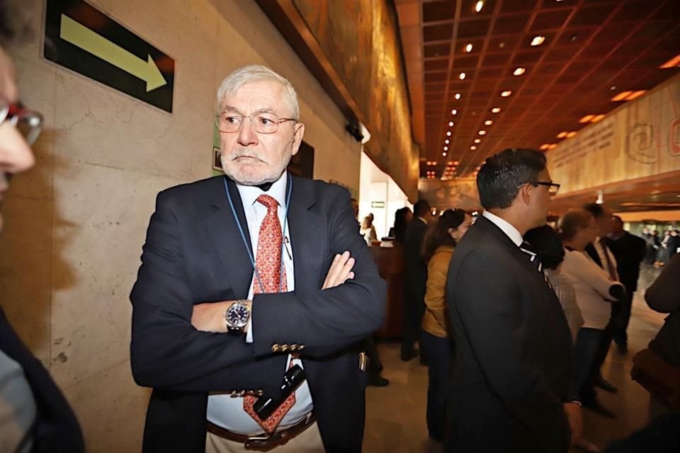 Eski sol görüşlü kongre üyesi Jorge Alcocer, Claudia Sheinbaum'un önerdiği seçim reformuyla akordeon kullanımı gibi anti-demokratik uygulamaların yaygınlaşabileceği riskine karşı uyarıyor.