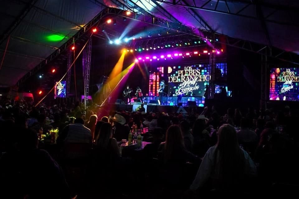 En una feria, el Alcalde de Ixmiquilpan, Hidalgo, Emanuel Hernández, fue grabado mientras equilibraba una cerveza en la cabeza, gritaba groserías y bailaba con un grupo de narcorridos.