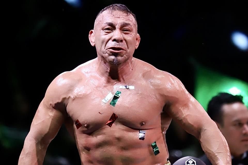 El Valiente perdió su máscara en el 92 Aniversario del CMLL, al develar su rostro dijo llamarse Fernando Vega.