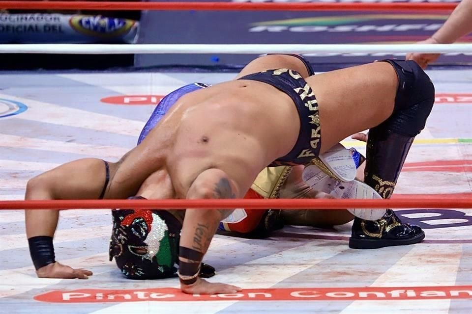 Esfinge supo salir avante con el 'Nudo Egipcio' sobre el Valiente para llevarse su máscara en la Arena México.