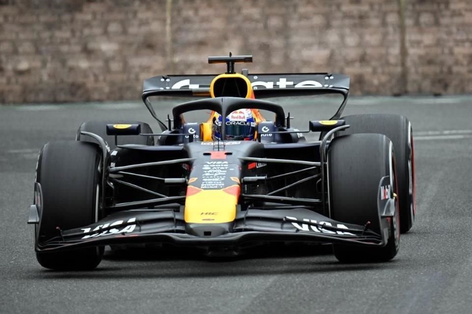 Verstappen apretó en la arrancada y dominó la carrera en Bakú.