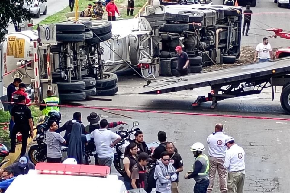 Un tren embistió a una pipa cuando el camión intentó ganarle el paso a la locomotora en el Municipio de Ecatepec, Estado de México.