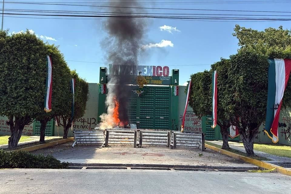 Padres de normalistas desaparecidos acusaron al Ejército de ser cómplice en el caso.