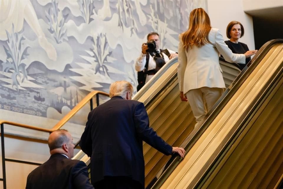 El Presidente Donald Trump y la Primera Dama, Melania Trump, suben caminando tras un fallo de escalera eléctrica en la sede de las Naciones Unidas.