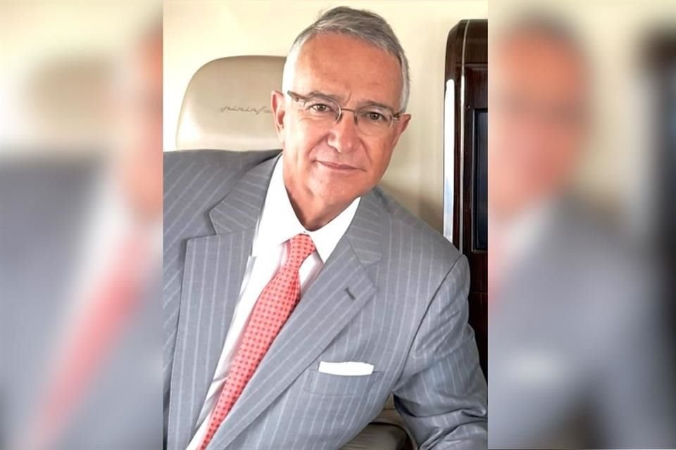 Ricardo Salinas Pliego pagó fianza de 25 mdd para evitar ser arrestado en EU por supuesta deuda de sus empresas con AT&T, según Bloomberg.