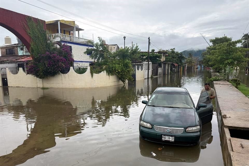 Sorprende las lluvias a habitantes de la zona de Rinconada de la Unidad Habitacional Luis Donaldo Colosio.