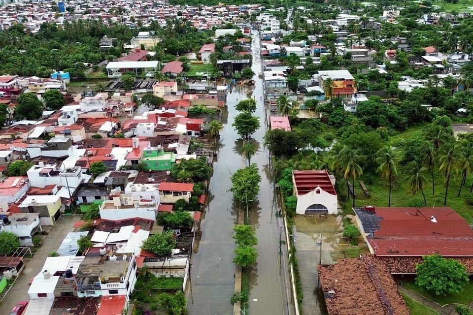 Reportan calles y avenidas colapsadas por el agua estancada y el arrastre de lodo.
