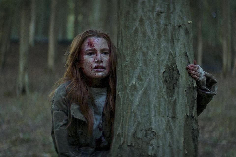 Para impactar a la audiencia en este capítulo, Petsch hizo que Maya estuviera al frente de la acción, escapando varias veces de las garras de 'Los Extraños'.