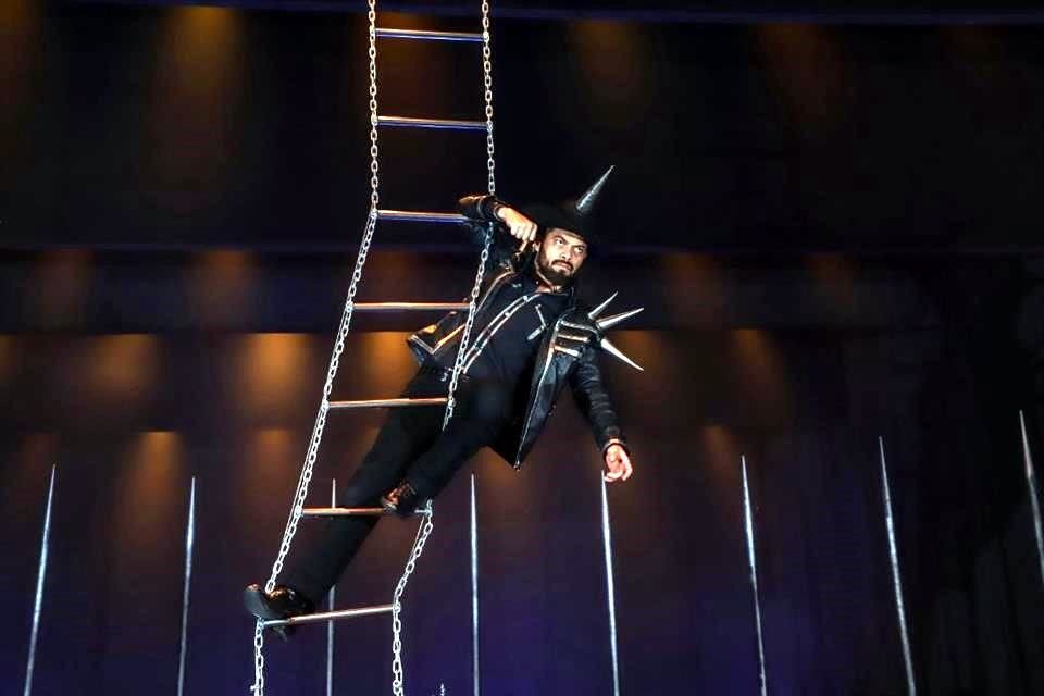 Dirigida por Richard Viqueira, la puesta en escena cuenta con musicales.