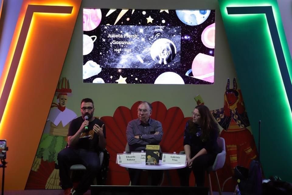 Eduardo Rabasa, editor de Sexto Piso, el astrofísico Jesús Galindo y la matemática Gabriela Frías evocaron la facilidad de Julieta Fierro para hacer accesible la ciencia a todo público.