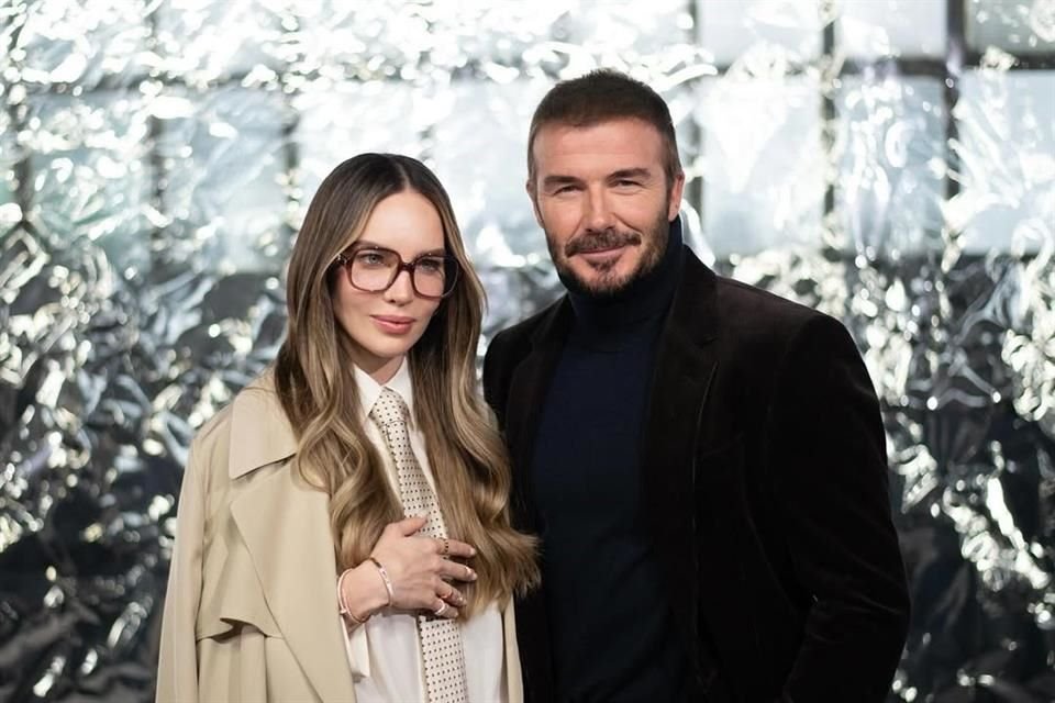 Belinda deslumbró en Milán con look beige y compartió un momento especial con David Beckham durante el desfile de Hugo Boss.