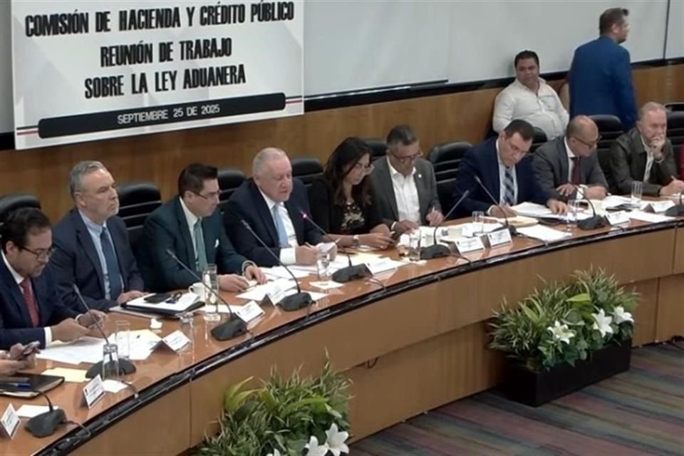 Funcionarios de la SHCP, de la ANAM y del SAT se reunieron con diputados para analizar la iniciativa del Ejecutivo para reformar la Ley Aduanera.