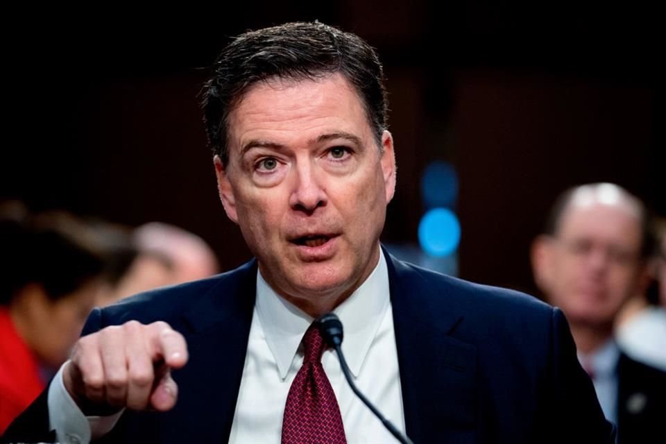 El ex director del FBI, James Comey, ha sido acusado formalmente de falsa declaración y obstrucción, según una fuente de AP.