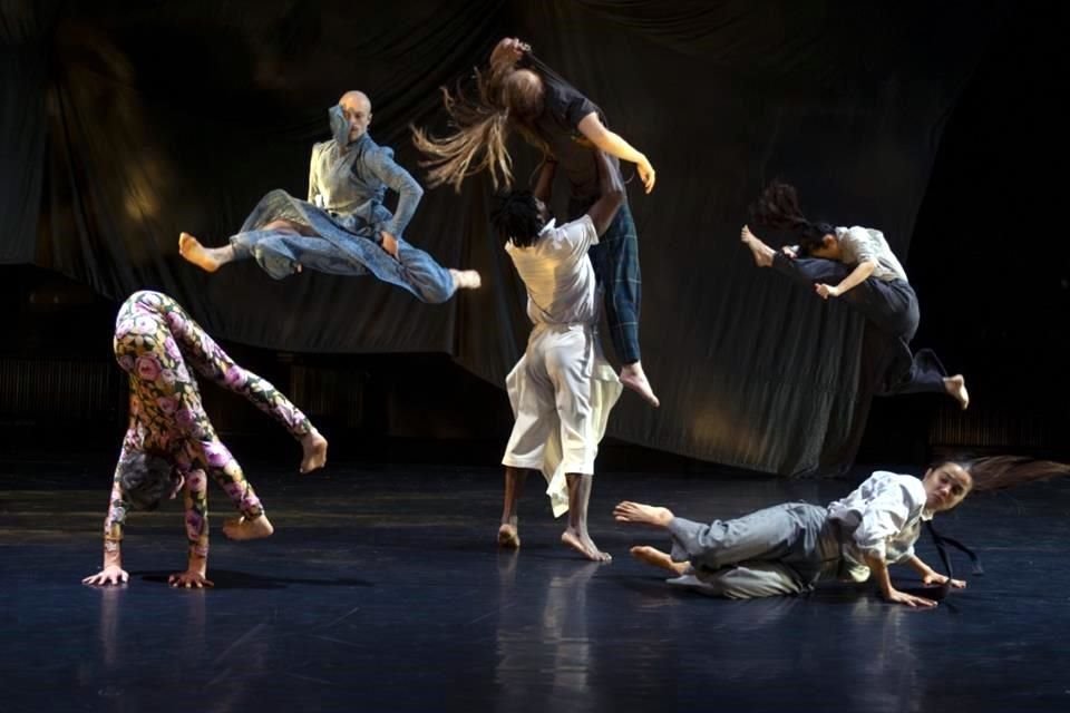 Los seis bailarines de 'Void' (Iona Kewney, Lotta Sandborgh, Cola Ho Lok Yee, Paola Taddeo, Hakim Abdou Mlanao y Adrian Thömmes) también participaron en el proceso creativo.