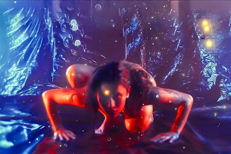 'Egregor', espectáculo escénico concebido por Santiago Cumplido, recrea un mundo distópico donde la IA ha tomado todo el poder.