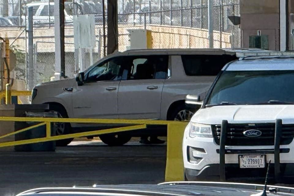 El político llegó solo al cruce fronterizo a bordo de una Suburban blanca blindada.