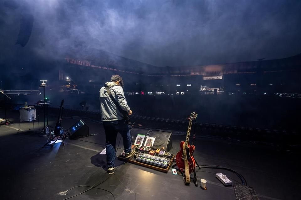 En medio del ensayo, una invitada sorpresa subió discretamente al escenario para repasar con la banda, saludó con cercanía y se retiró sin anuncio oficial.