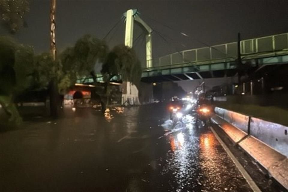 Se encuentra cerrada la circulación de Zaragoza al oriente, a la altura de Metro Peñón Viejo, debido a inundación.