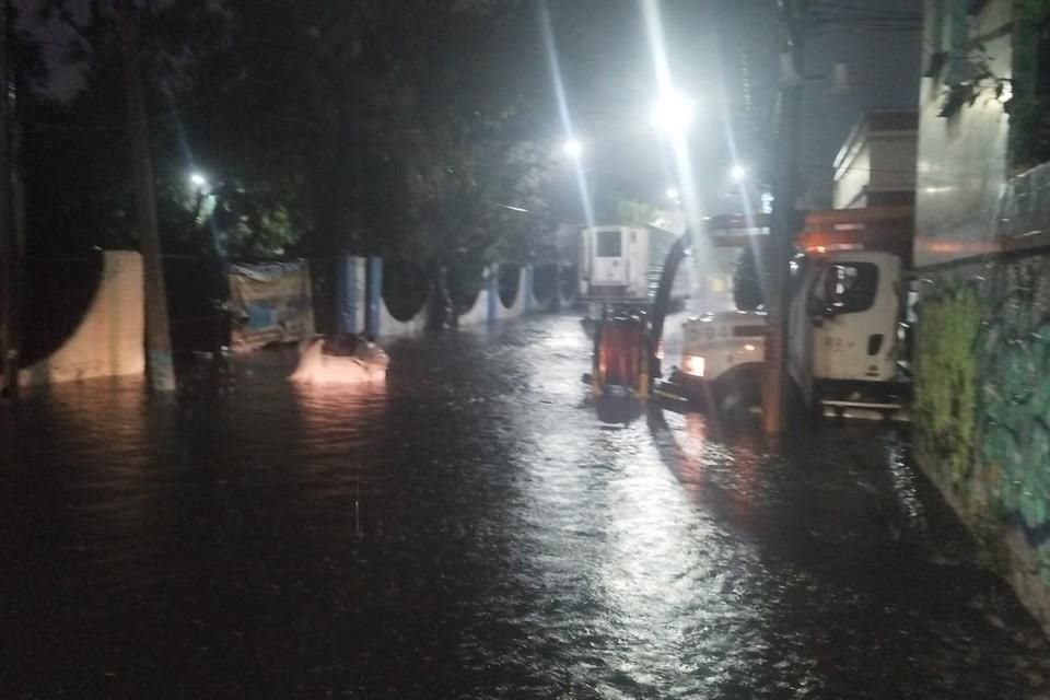 Se realizan trabajos de desazolve por encharcamiento en Ahome y Balvanera, Colonia San Lorenzo Xicotencatl, Iztapalapa.