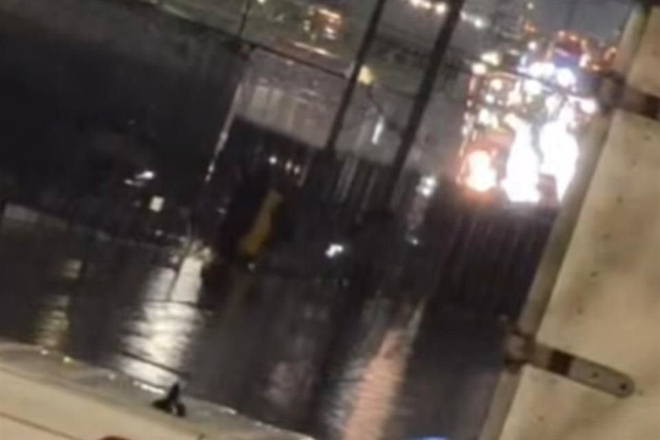 Se encuentra cerrada la Calzada Zaragoza, a la altura del Puente de La Concordia, por las lluvias.