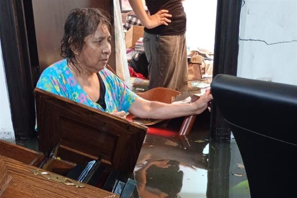 Vecinos de Santa María Aztahuacán padecen las inundaciones al perder muebles y objetos de valor.