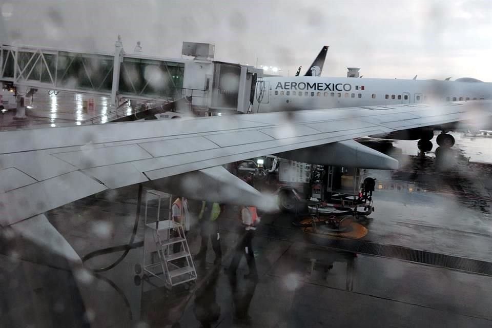 En redes sociales, viajeros reclamaron que los desviaron a otras terminales aéreas.