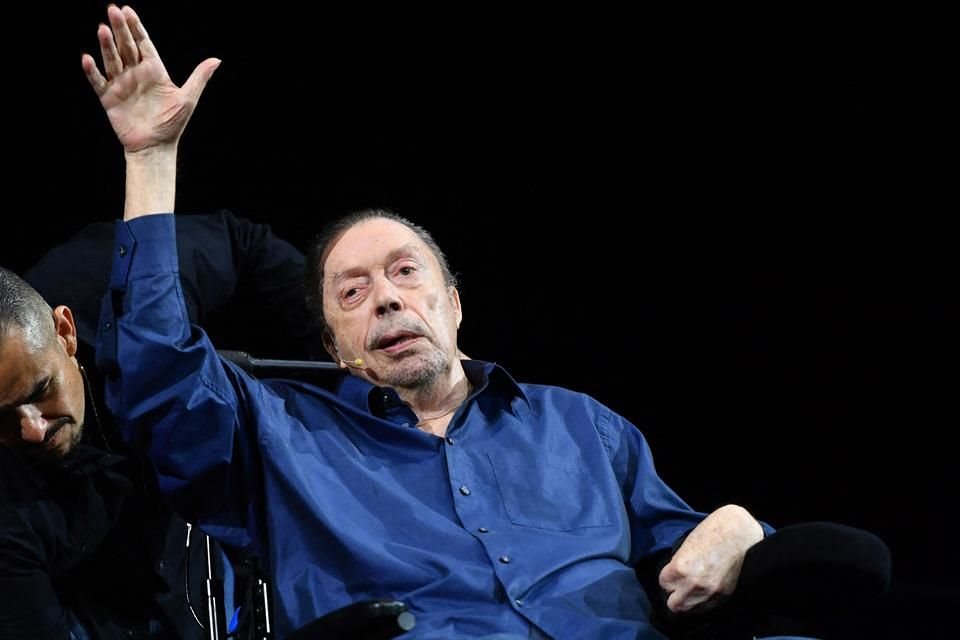 El icónico actor Tim Curry sorprendió a la audiencia en una función de 'El Show de Terror de Rocky', para celebrar su 50 aniversario.