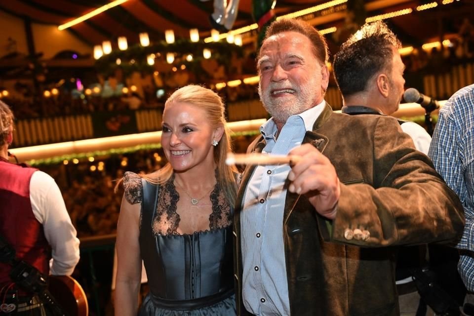 Arnold Schwarzenegger se adueñó por completo del más reciente Oktoberfest de Múnich, donde hasta trató de dirigir a una banda de música.