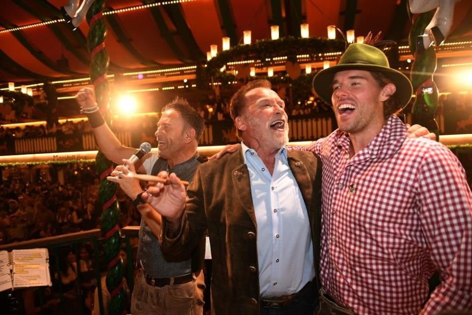 Schwarzenegger, vestido con una chamarra de cuero tradicional bávara, camisa abotonada y vaqueros, estuvo acompañado por su pareja, Heather Milligan, y su hijo Christopher.