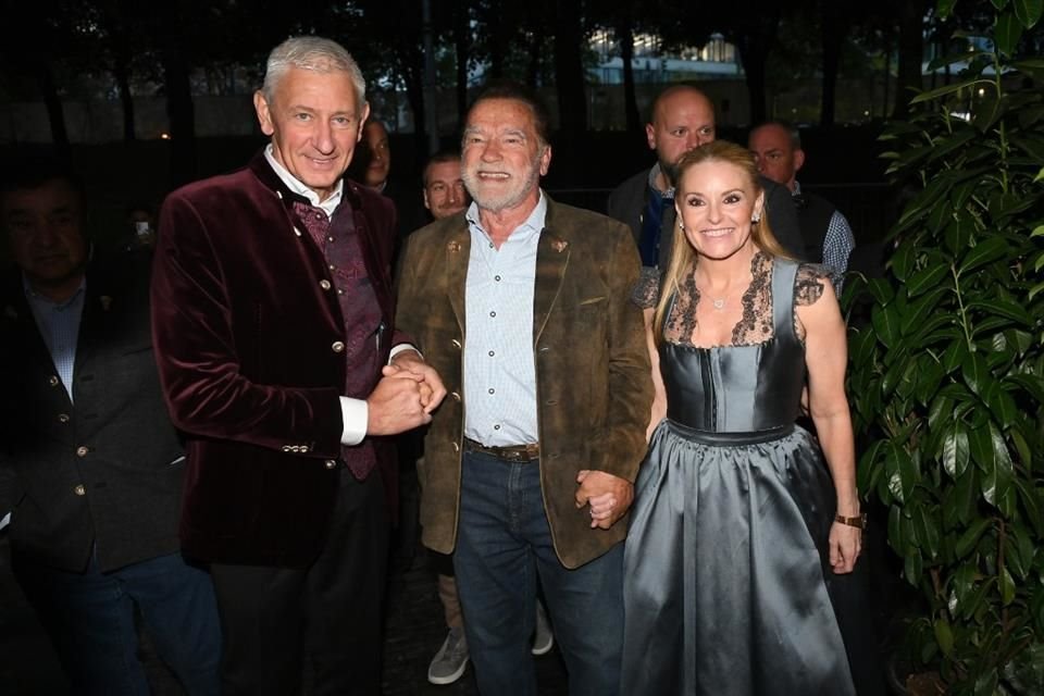 La estrella austriaca de 'Terminator', 'El Vengador del Futuro' y 'Mentiras Verdaderas' se tomó fotos y selfies con los músicos.