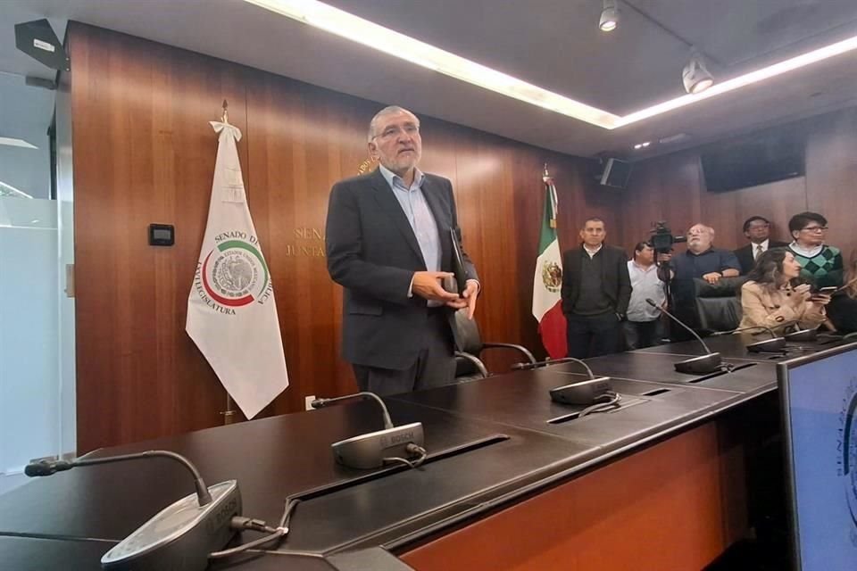El líder morenista en el Senado dijo el viernes que había pagado impuestos por 1.9 millones de pesos por concepto de ISR, pero hoy corrigió.