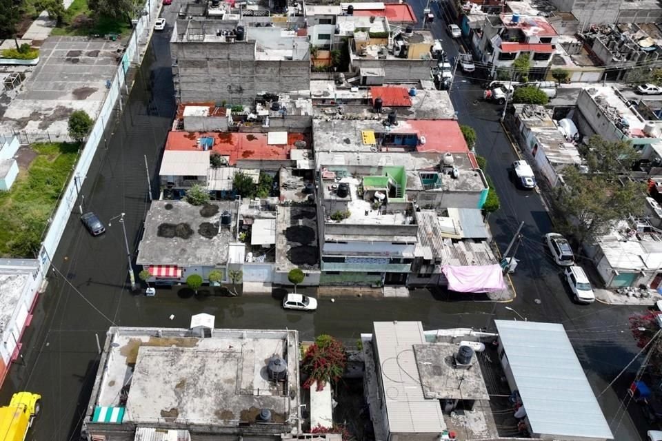 Las autoridades estiman que 29 cuadras siguen inundadas en Nezahualcóyotl.
