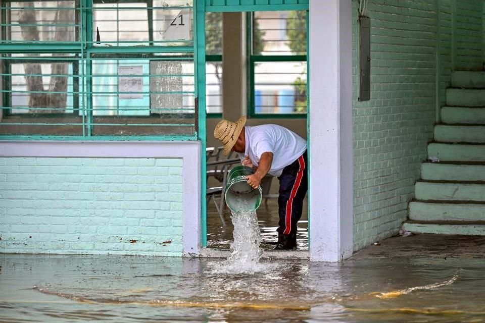 Autoridades de todos los órdenes de Gobierno fueron desplegadas en la zona crítica de la inundación.
