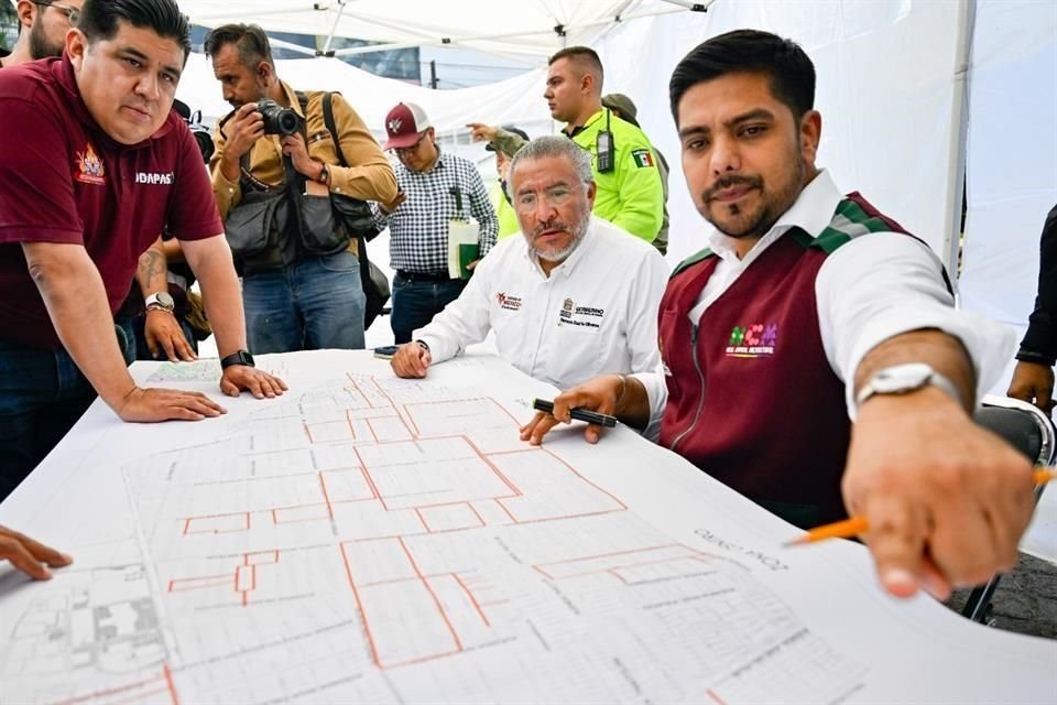 El Secretario de Gobierno, Horacio Duarte, y el Alcalde Alfredo Cerqueda revisan en un plano las zonas afectadas.