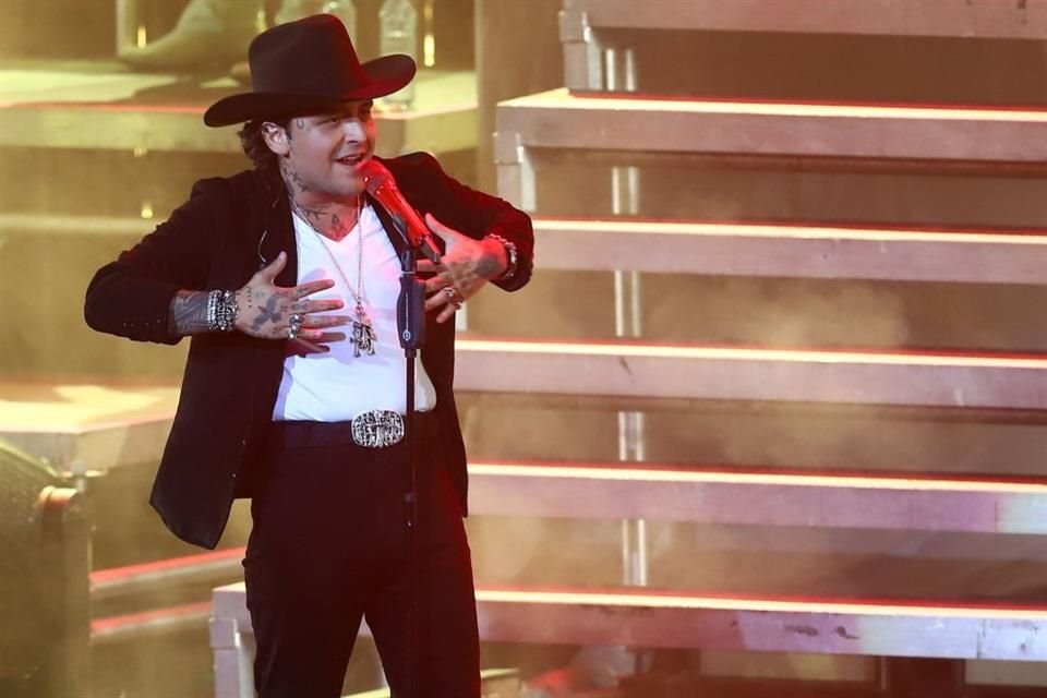 El cantante, de 26 años, confesó que, en el pasado, recurría al alcohol para enfrentar sus emociones y que no suele compartir sus sentimientos con facilidad.