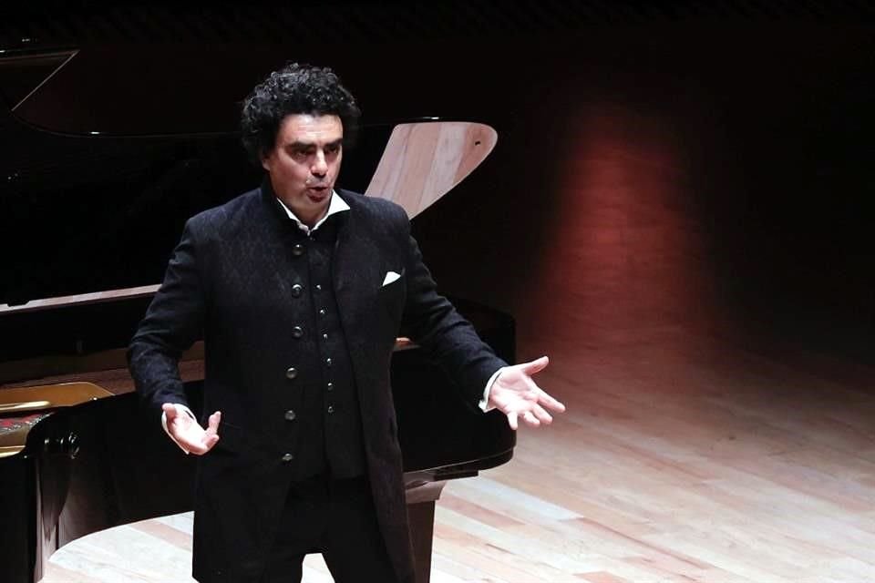El tenor mexicano Rolando Villazón debuta como director de escena en la Met Opera de Nueva Yorl con el montaje de 'La Sonnambula', de Vincenzo Bellini.