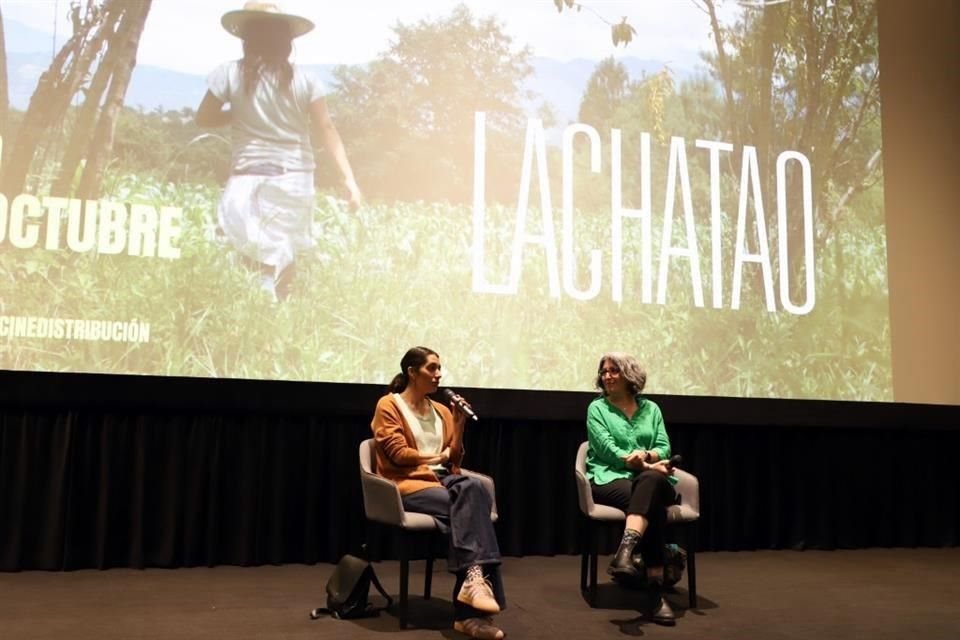 La productora Abril López Carrillo y la cineasta Natalia Bruschtein presentaron el documental 'Lachatao' en la Cineteca Nacional.