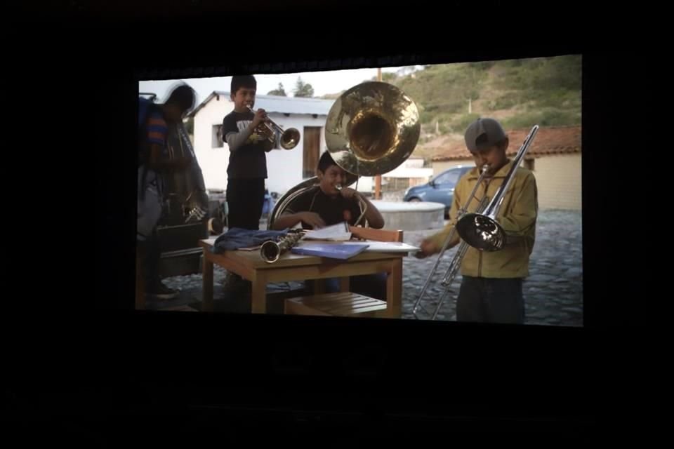 La película de Natalia Bruschtein se centra en la vida comunitaria de Santa Catarina Lachatao, localidad ubicada en la Sierra Norte de Oaxaca.