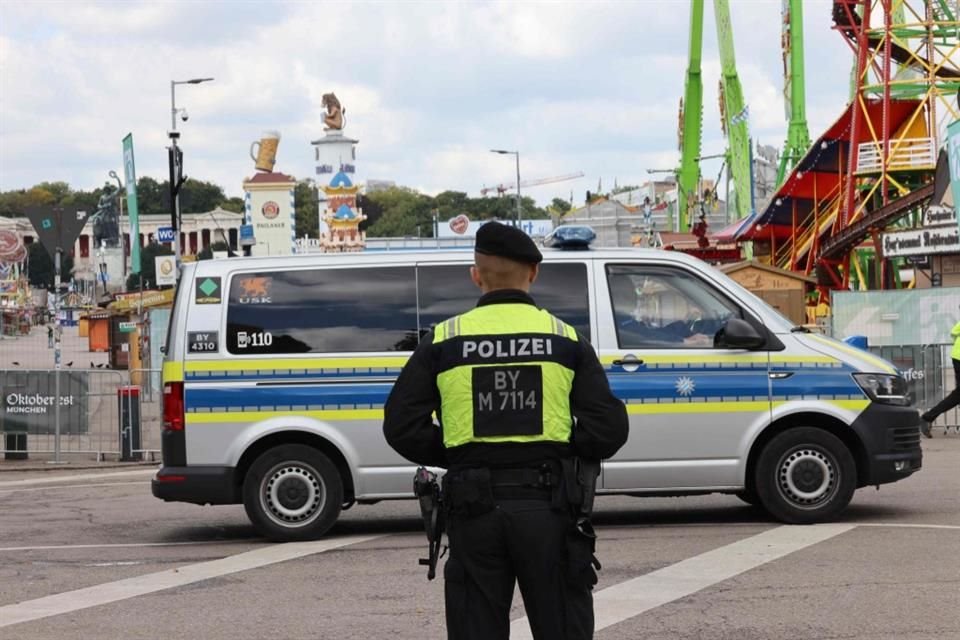 La Policía alemana cerró el festival de Oktoberfest tras una amenaza de bomba del presunto autor de una explosión en el norte de Múnich.