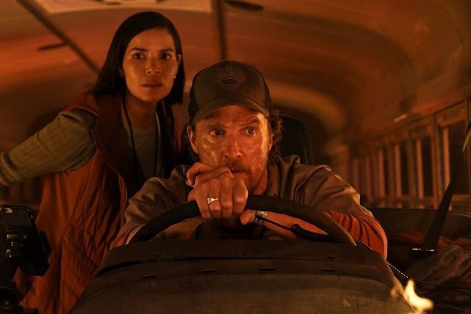 Matthew McConaughey regresa con una película cargada de tensión y acción: 'A Través del Fuego'. Lee aquí la crítica de Adriana Fernández.