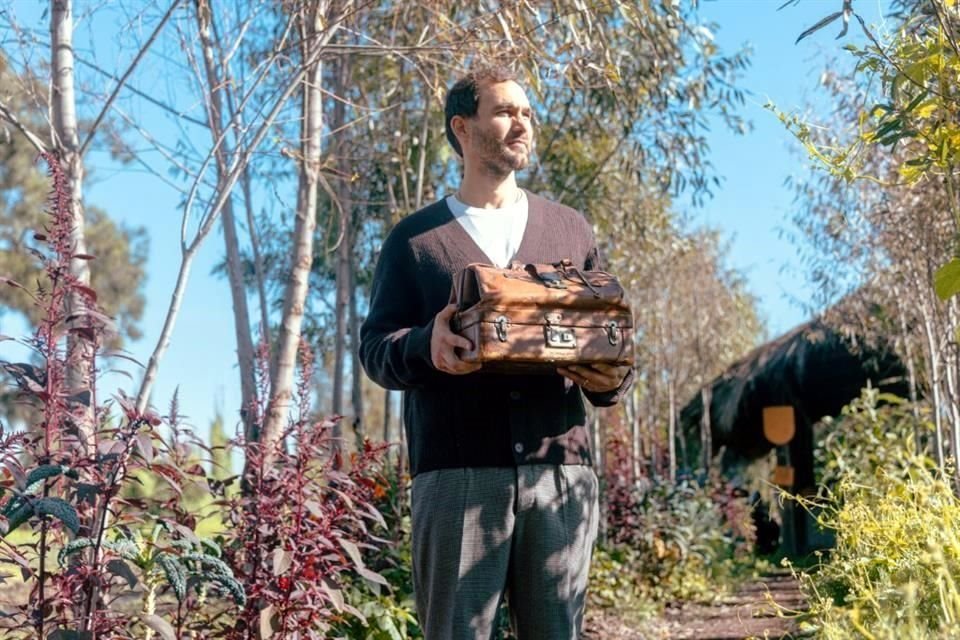 El reconocido mentalista e ilusionista Iván Maraña, en colaboración con Arca Tierra, presenta 'Raíces', una experiencia inmersiva que cobrará vida sobre una chinampa.