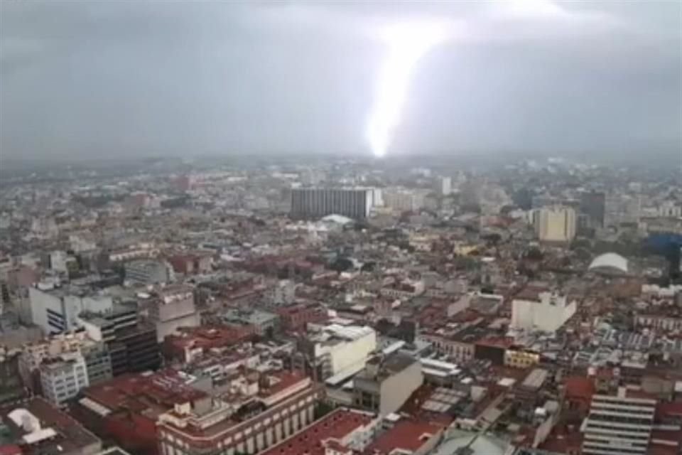 Una secuencia de tres rayos registrada al sur fue captada desde la Torre Latinoamericana. 