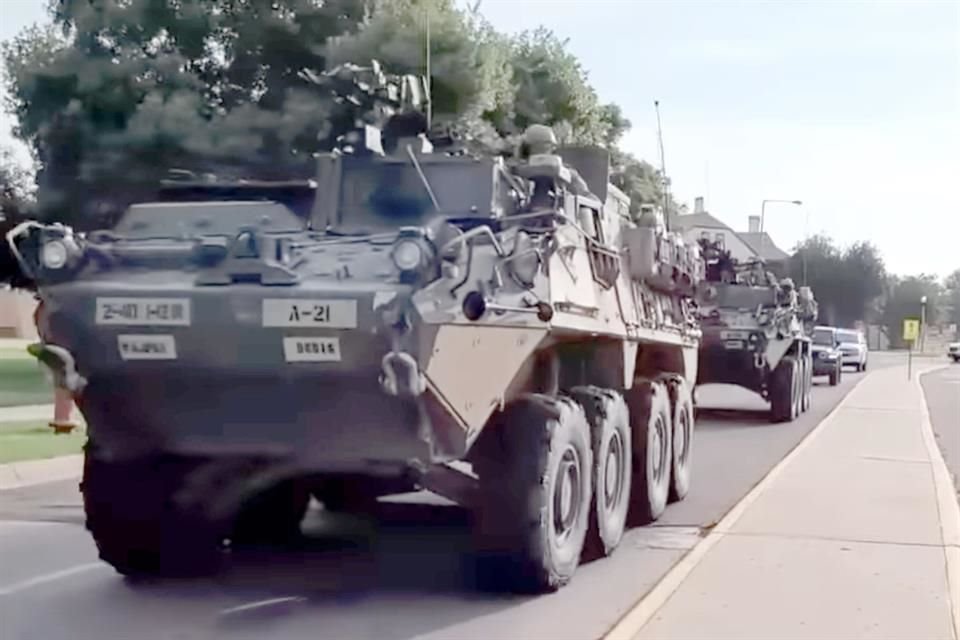 Las tanquetas Stryker, que han operado en regiones conflictivas como Afganistán o Irak, se han desplegado junto  a puentes internacionales, sorprendiendo a los viajeros.