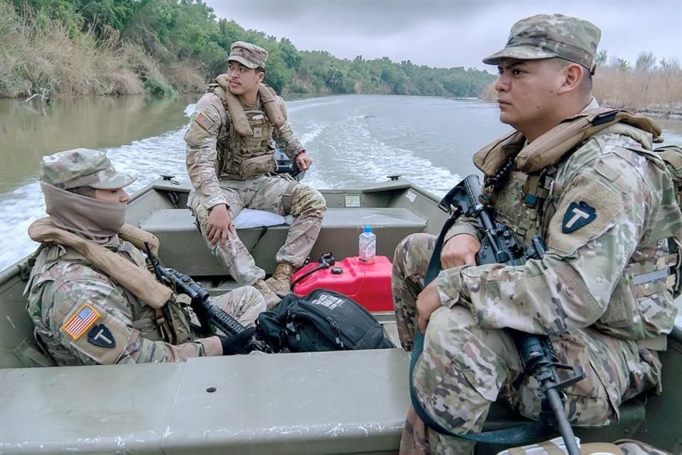El Pentágono envió miles de soldados a la frontera de Texas con México, quienes arriban con vehículos, aeronaves y equipo militar.